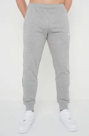 Nike Herren Wiederholung Taping Logo Fleece Cuffed Jogger in Grau