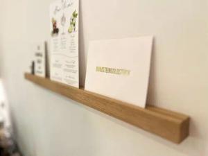 Portia by Callidus Designs Schmale Elegante Bilderleiste - aus naturbelassenen Eichenholz, Aufhängung mit und ohne Bohren möglich