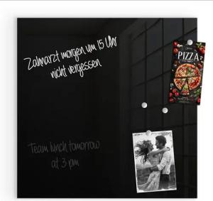 Primedeco Magnettafel Glas Schwarzer Hintergrund Pinnwand Whiteboard beschreibbar, (Inklusive Stift, Magnete und Montagematerial, 1-tlg., 9 verschiedene Größen), Magnetisch und Beschreibbar