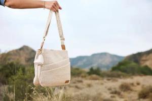 Rieker Umhängetasche, Damen Handtasche, Schultertasche mit Herz-Anhänger