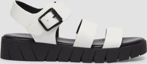 Sandalen aus Kunstleder