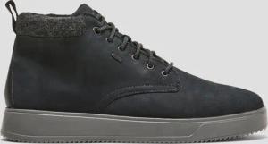 Sneaker im Materialmix