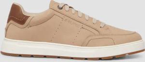 Sneaker im Materialmix