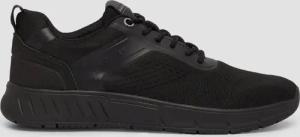 Sneaker im sportiven Look