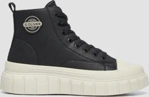 Sneaker mit Plateauabsatz und Logo-Patch