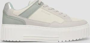 Sneaker mit Plateausohle