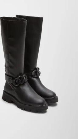 Stiefel mit Schmuck-Detail