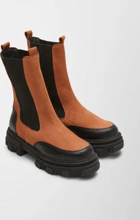 Stiefeletten im Materialmix