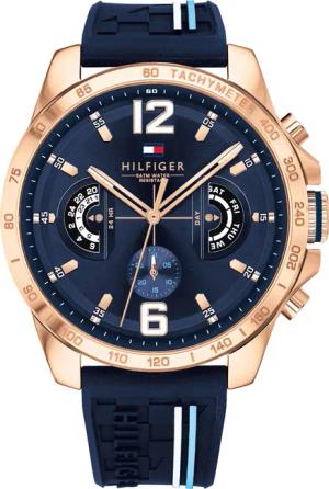 Stylische Herrenuhr von der Marke Tommy Hilfiger. Die Uhr hat ein Kautschukarmband, das auch kleiner gemacht werden kann, das Gehäuse hat einen Durchmesser von 46 mm und das Uhrwerk ist ein Quarzwerk.  Marke: Tommy HilfigerModellname: 1791474 (46mm)Katego