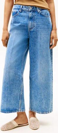 Tommy Hilfiger Weite Jeans "WIDE LEG HW LOU" mit Logo-Badge, mit Nieten, mit Bügelfalten