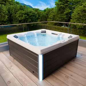 TroniTechnik® Outdoor Whirlpool Spa TORCELLO 210cm x 210cm mit Heizung, Hydromassage, Farblicht
