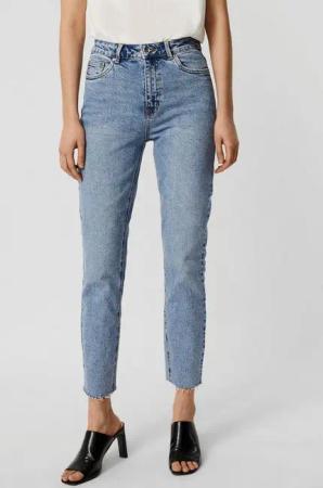 Vero Moda Straight-Jeans VMBRENDA mit leicht ausgefranstem Saum, stonewashed für einen Used-Look