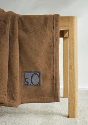 Weiche Decke mit Logo-Detail