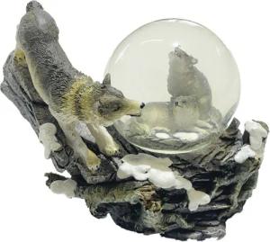 Westernlifestyle Schneekugel Wolf auf schneebedecktem Felsen und Welpen in einer Schneekugel