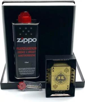 Zippo Feuerzeug 540° Tumbled Brass Pik As Skull Fusion Ace of Spades Geschenkset (mit viel Zubehör), Zippo Neuheit Winter 2024