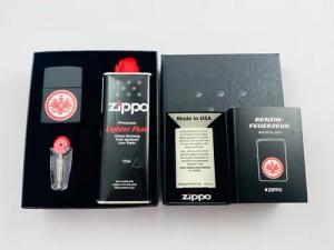 Zippo Feuerzeug Eintracht Frankfurt SGE Geschenkset schwarz mit Logo (inkl. praktischer Geschenkverpackung 1 x Original ZIPPO Benzin 1 x Original ZIPPO 6er Feuersteine), offizielle Eintracht Frankfurt Lizenz