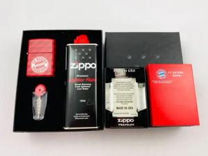 Zippo Feuerzeug FC Bayern München 540° Premium Edition rot Sturmfeuerzeug Geschenkset (inkl. praktischer Geschenkverpackung 1 x Original ZIPPO Benzin 1 x Original ZIPPO 6er Feuersteine), offizielle FC Bayern München Lizenz