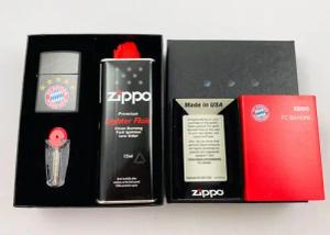 Zippo Feuerzeug FC Bayern München schwarz matt Sturmfeuerzeug Geschenkset (inkl. praktischer Geschenkverpackung 1 x Original ZIPPO Benzin 1 x Original ZIPPO 6er Feuersteine), offizielle FC Bayern München Lizenz