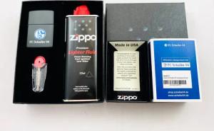 Zippo Feuerzeug FC Schalke 04 Geschenkset schwarz mit Logo (4 teilig, inkl. Feuerzeug, 6 Feuersteine, 125ml Benzin und Geschenkbox), Geschenkidee für Schalke Fan mit schöner Geschenkbox