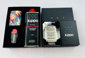 Zippo Feuerzeug Geschenkset 540° Colorful Swirl Glow in the Dark Green, Zippo Geschenkbox inkl. Feuerzeug, Steine und Benzin