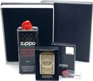 Zippo Feuerzeug Jack Daniel's Messing Emblem Premium Set - Sturmfeuerzeug Geschenkidee (inkl. Geschenkbox, Feuersteine und Benzin)
