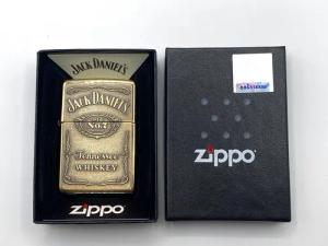Zippo Feuerzeug Jack Daniel's Messing Emblem Premium Set - Sturmfeuerzeug Geschenkidee (inkl. Geschenkbox, Feuersteine und Benzin)